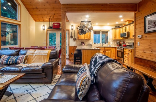 Glacier House | Indulge in Luxury in our Stunning Mt Baker Lodge - New Barrel Sauna, Hot Tub, Pet Friendly!