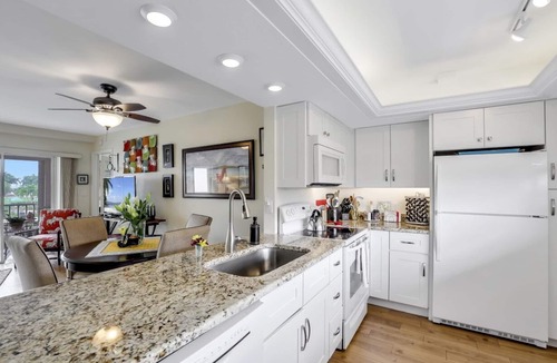 Marco Island Condo | Island-style condo w/pool, spa & steps to beach