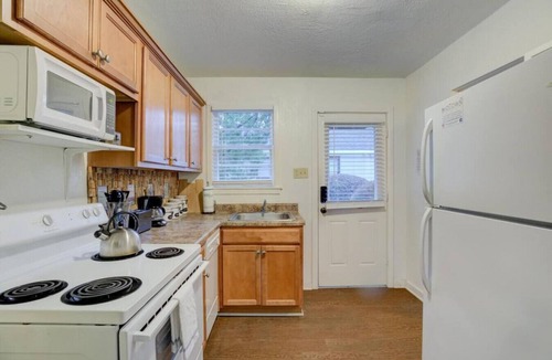 Midtown Apartment | J 88 · Private gated cottage! Walk to Overton square!