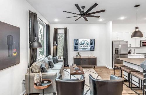 Cleveland Park House | Johnny and June House - Walk to Bars Quick Uber to Downtown