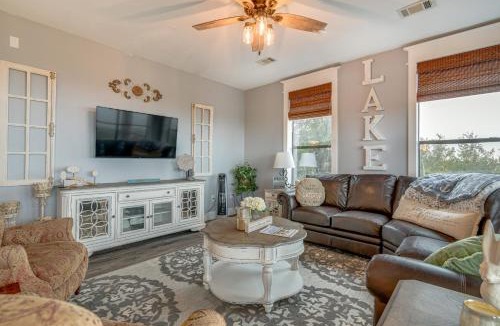 Jonestown Apartment | Jonestown Condo on Lake Travis with 2 Balconies!