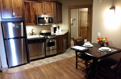 Gatlinburg Cabin | JUNE 28-JULY 5 FIVE STAR RESORT IN GREAT SMOKY MTNS. W/FREE WATERPARK, PETS OK
