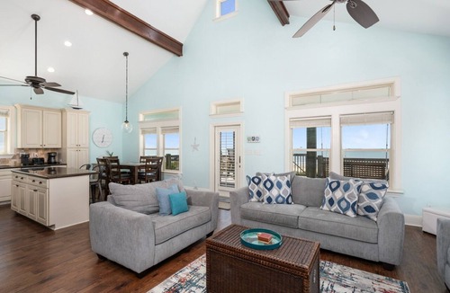 Crystal Beach House | Keepin' It Reel -Beachfront - Hot Tub - Fenced Yard
