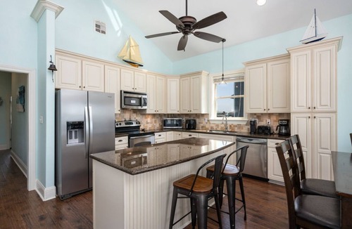 Crystal Beach House | Keepin' It Reel -Beachfront - Hot Tub - Fenced Yard