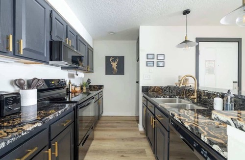 Lakeside Village Condo | Keystone Lake w/MTN View | Pool+Hot Tub+Gym+Sauna