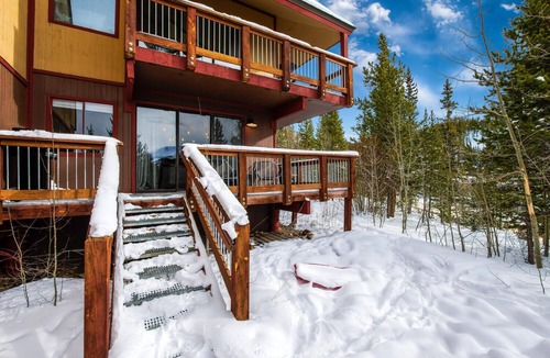 Dunkin Hill Condo | King Bed and Bunks/Office. Free Bus to Town/Skiing. Sweet View!