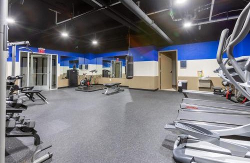 Strip District Apartment | King Bed - Heart of PB - Jaw-Dropping Rooftop and Gym