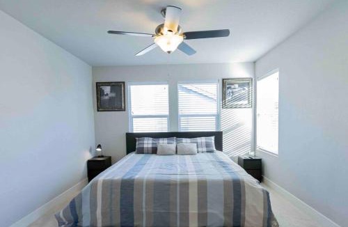 Gateway House | KING Beds/FREE PARKING/Coffee/Pool/HotTub