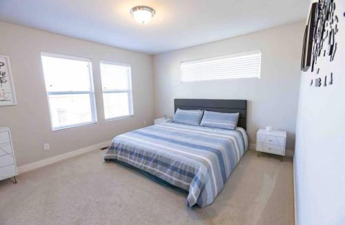 Gateway House | KING Beds/FREE PARKING/Coffee/Pool/HotTub
