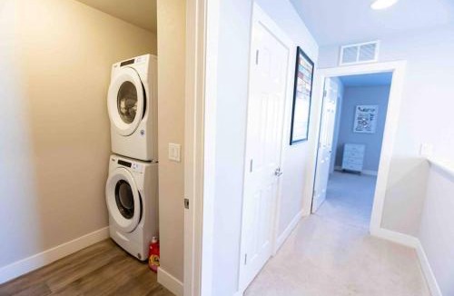 Gateway House | KING Beds/FREE PARKING/Coffee/Pool/HotTub