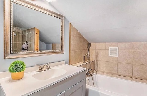Northeast Park Hill Cottage | King Cottage, charming, pet-friendly, 2-bedroom/bath in Denver, Park Hill