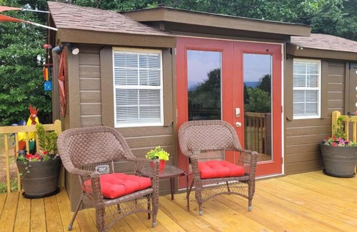 Landrum Apartment | King Guesthouse with Panoramic Mt Views & Firepit