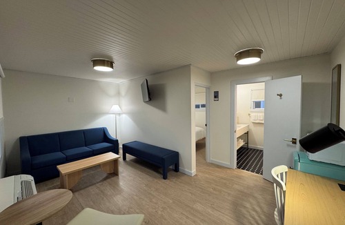 Geneva House | King Motel Room With Balcony - NKB