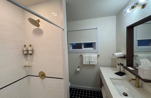 Geneva House | King Motel Room With Balcony - NKB