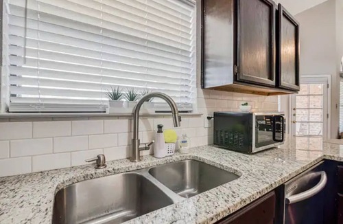 El Paso House | King Size bed/3 bedroom HOUSE/Huge backyard
