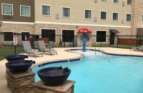 The Colony Apartment | King Studio w/Free Breakfast Buffet & Pool Access Included!