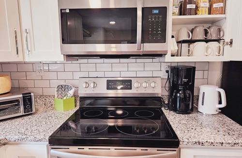 Crossville - Harriman Apartment | King Suite: 3 Bedrooms, 2 Baths, Jacuzzi, on a Nigerian Dwarf Goat Petting Farm!