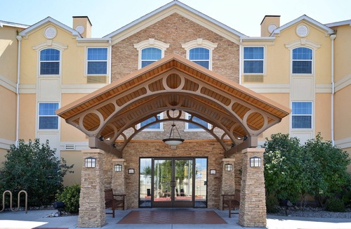 Northeast Heights Condo | King Suite | Free Daily Breakfast, Pool + Hot Tub Access