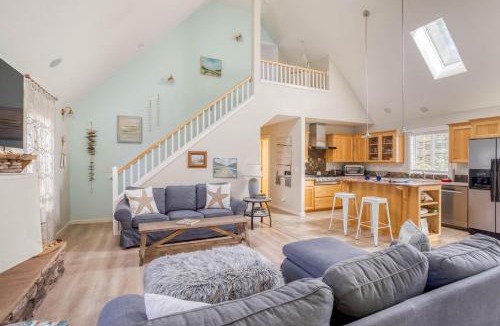 Four Sisters House | King Tide Pacific City - Meredith Lodging