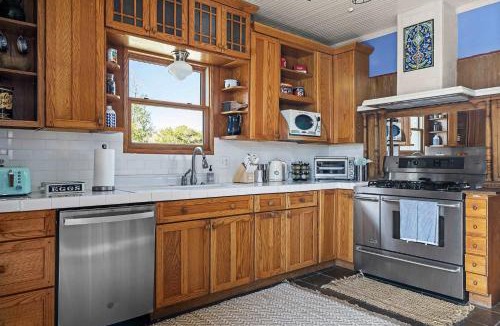 Boerne House | Kingsby Farmhouse - 1BR with 2 Queens & Mountain Views