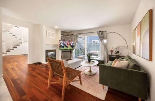 Kingsgate House | Kirkland Elegant 4B 2 5B Family Retreat with Designer Decor
