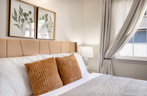 Kingsgate House | Kirkland Elegant 4B 2 5B Family Retreat with Designer Decor