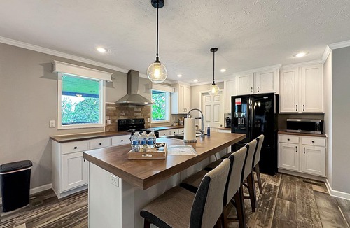 New Concord House | KY Lakeshore Retreat -Waterfront Views, Dock, Deck, Large Parking -NEW 2024