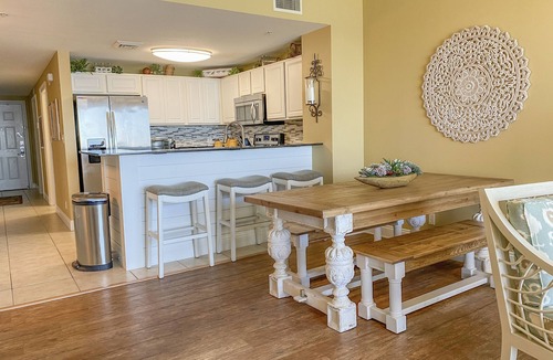 Panama City Beach Condo | L👀K! ⭐️ TOP-RATED DIRECT BEACHFRONT @Calypso — 2 King Beds + FREE Beach Chairs!