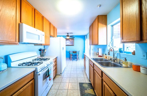 Joshua Tree House | La Mirada House, a quiet setting with expansive views, hot tub, spacious living