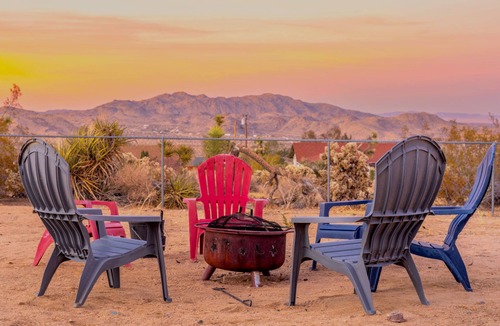 Joshua Tree House | La Mirada House, a quiet setting with expansive views, hot tub, spacious living