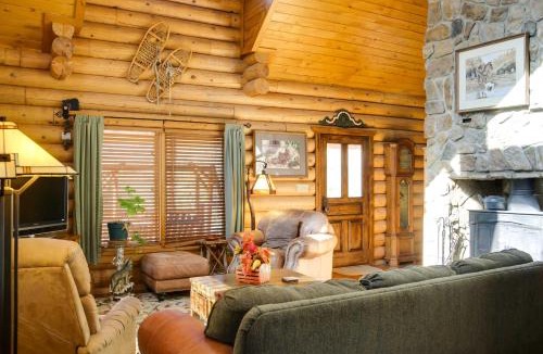 Alto House | Lacys Log Cabin Alto Home with Mountain Views!
