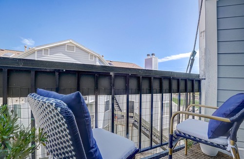 Highlands Condo | Lake Arbor Penthouse Suite🐠Short walk to Arbor Lake, gym, dining and shopping!