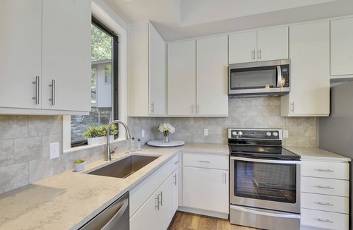 Rio Robles House | Lake Austin Retreat: Chic Lakeside Living w/a 3-Story Dock & Designer Style