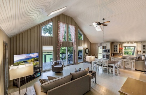 Salem House | Lake Keowee retreat for 10 with private dock!