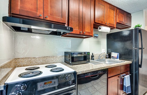 Mount Park Condo | Lake Oswego Condo w/Balcony, 3 Mi to the Water!