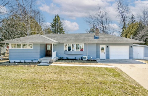 Escanaba House | Lake Shore Luxury- 4-bedroom house in charming Escanaba with AC, WiFi. Book now
