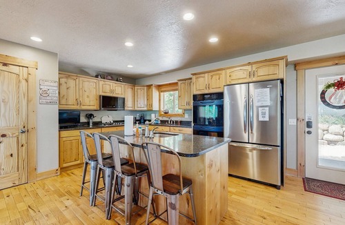 Harbor Village House | Lake view cabin w/Ping-Pong/pool tables, home theater & AC, W/D