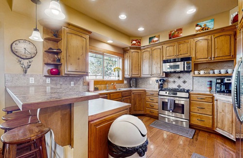 Ardenvoir House | Lake view home with a great deck - walking distance to wineries