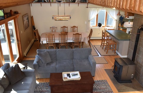 Treasure Lake House | Lakefront, 4br, 4Ba, Huge Yard and Patio, Docks, Private HOT TUB - sleeps 14+