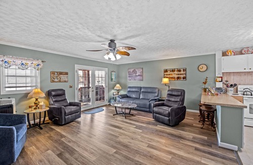 Southmont House | Lakefront/Boat Dock, 3/2, Furnished, Castaway Cottage, covered back deck views