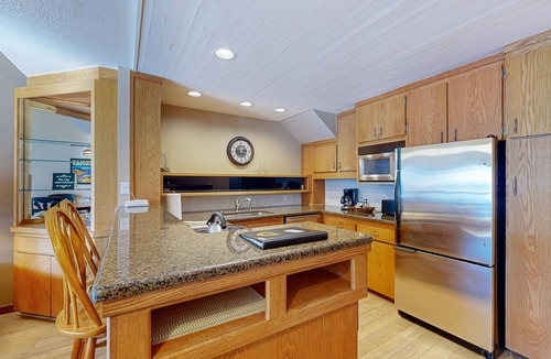 Chelan Condo | Lakefront Condo with WiFi - Dock Features Shared Hot Tub & Pool