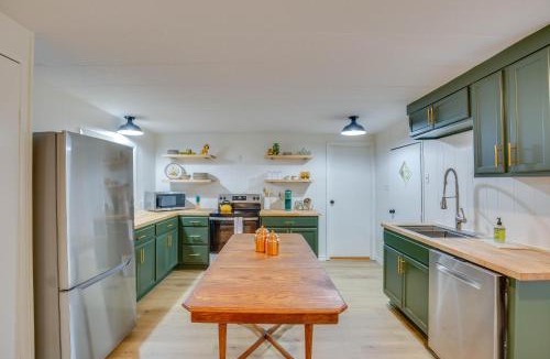 Berryville House | Lakefront Frankston Cabin with Dock and Fire Pit!