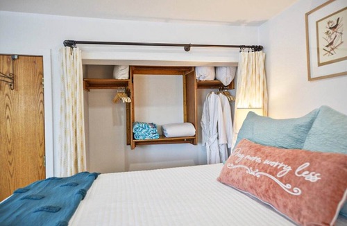 Newman Lake House | Lakefront Honeymoon Bay Studio