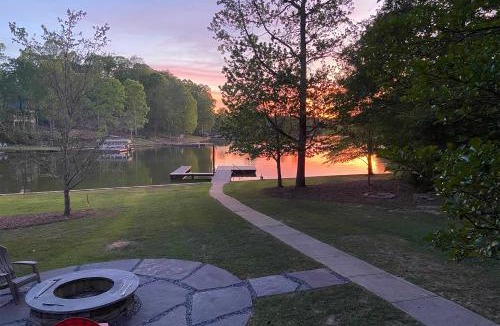 Lake Oconee House | Lakefront House with Private Dock and Fire Pit!