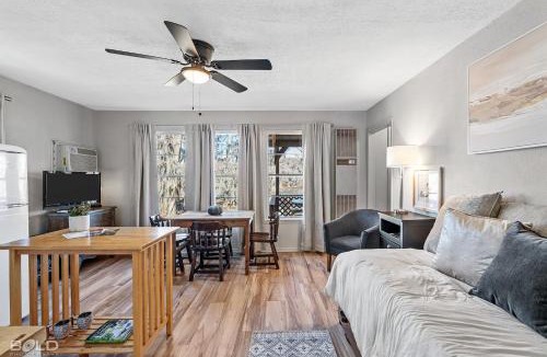 Uncertain House | Lakefront Southern Pearl With Kayaks & Canoes