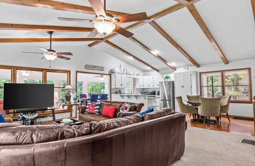 Toccoa House | Lakefront with Dock and Hot Tub!