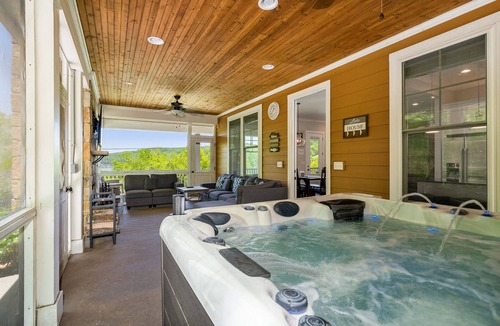 Silver Point House | LAKEVIEW GETAWAY adjacent to Floating Mill Park