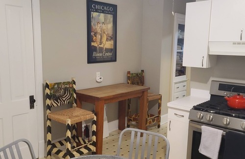 Lakeview Apartment | Lakeview/LincolnPark 2BR/1BA Updated Vintage Apartment in walkable neighborhood