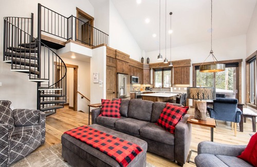 Breckenridge House | Lakeview Lodge: 2BR+Enclosed Loft, Hot Tub on Wraparound Deck, VIEWS, 8 minutes to Downtown Breck