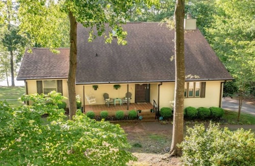 Inman House | LakingitEz.3BR/2BA amazing sunsets & hot tub